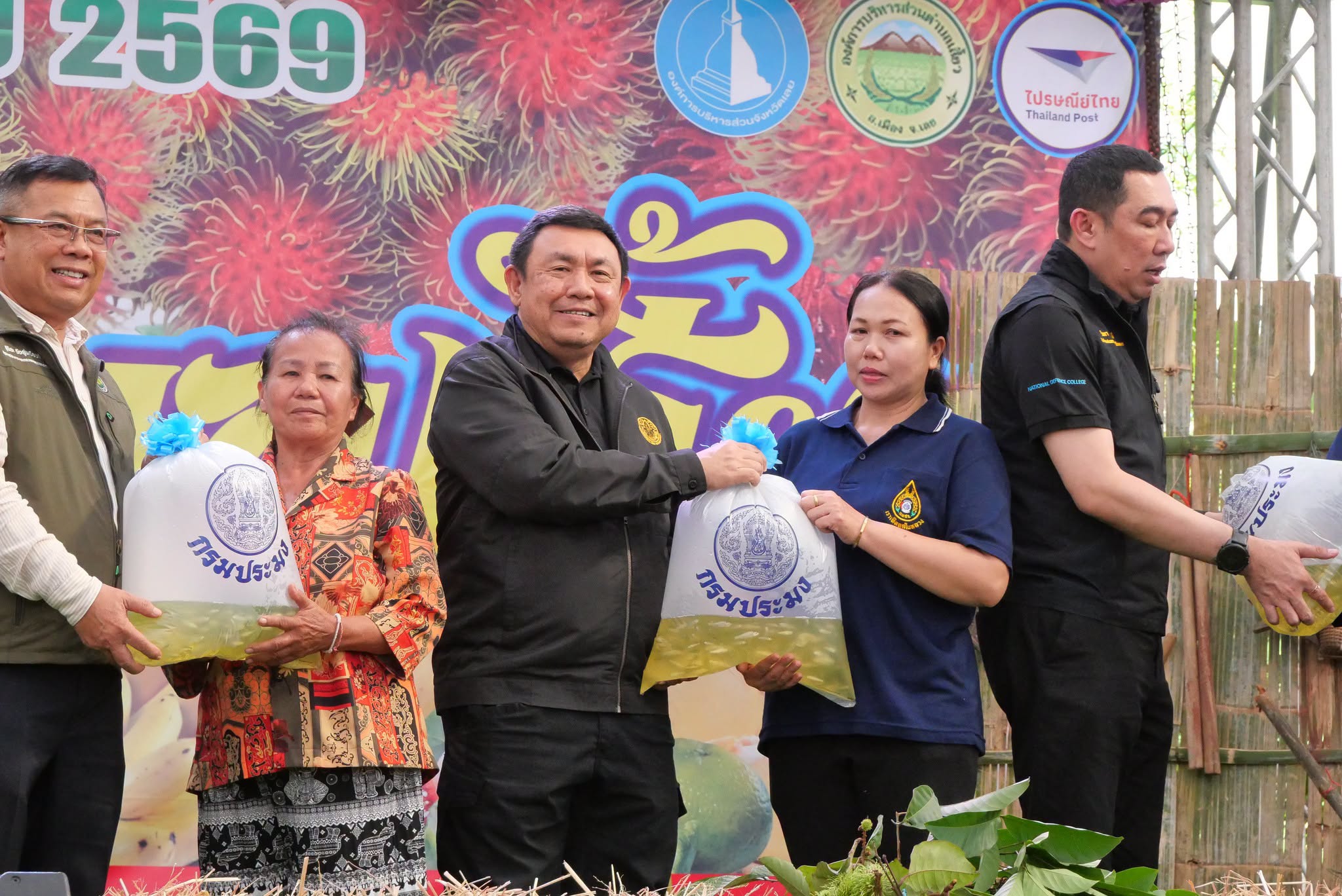 title - รมว.กษ. นำทีมลงพื้นที่ตรวจราชการ พร้อมมอบโฉนดเพื่อการเกษตร ส.ป.ก.เลย กว่า 6 พันไร่